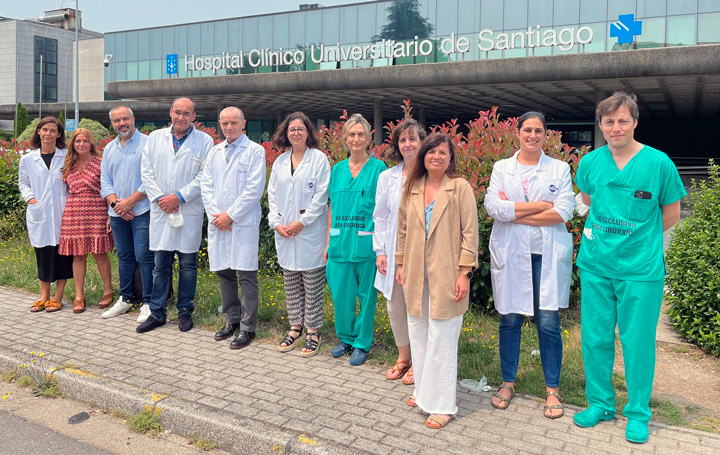 Parte de los profesionales que integran el grupo CardioCHUS. Su responsable, José Ramón González Juanatey, es el quinto por la izquierda.