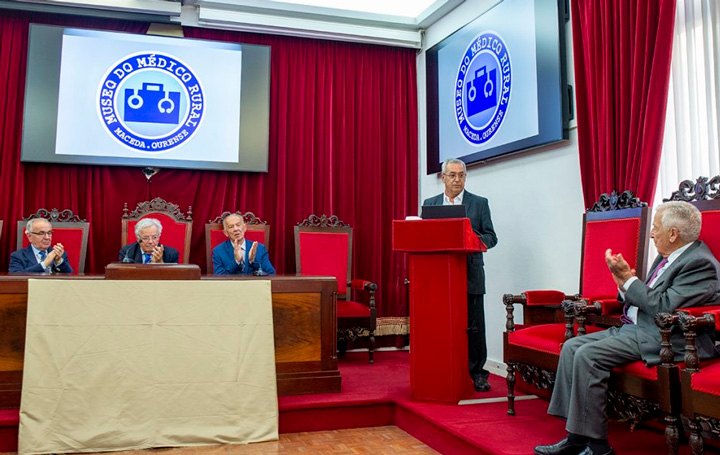 José Manuel Lage durante su conferencia. En primer término Miguel Carrero, presidente de Grupo PSN.