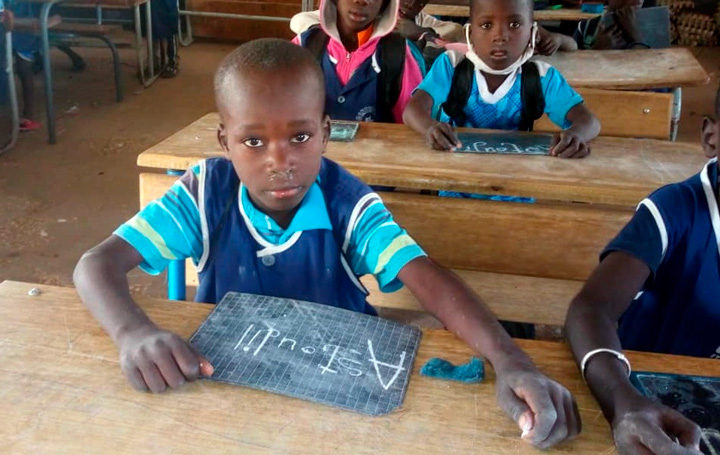 Alumno del colegio de Louly Sindiane, apoyado por Camina Senegal.