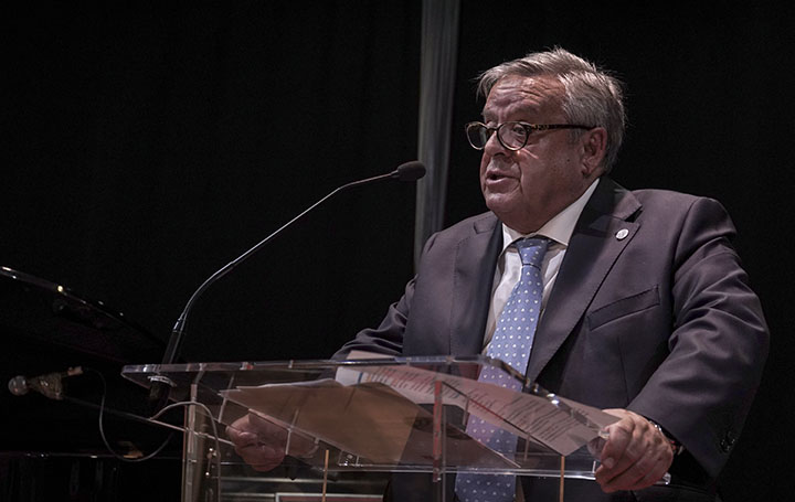 Julio Ancochea durante su intervención en el acto en el que ha sido nombrado Hijo Predilecto de A Pobra de Trives