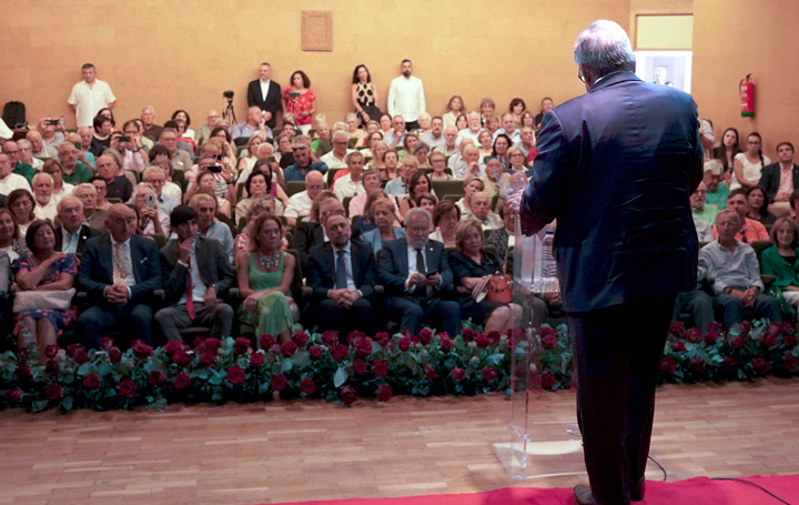 Julio Ancochea durante su intervención ante el abarrotado aforo de la Casa de Cultura de A Pobra de Trives.