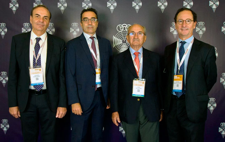 José Antonio Gegúndez, secretario general de la Sociedad Española de Oftalmología; Julián García Feijóo, vicepresidente; Antonio Piñero, presidente saliente; y José Manuel Benítez del Castillo, nuevo presidente.