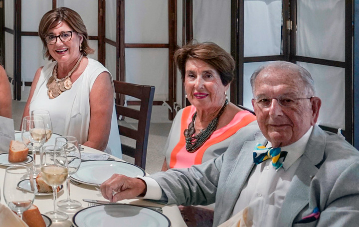Juan José Fernández Teijeiro con su mujer, Ana Álvarez Lamelas, y su hija, Ana Fernández Teijeiro, miembro de la Junta Directiva de Asomega, en el Encontro de Verán de Asomega en Trives del verano de 2023.