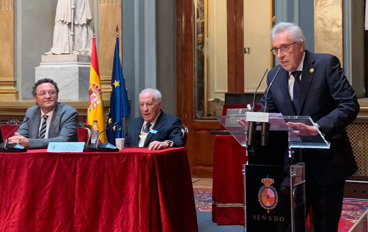 El expresidente del Tribunal Superior de Xustiza de Galicia Miguel Ángel Cadenas recibe en el Senado el premio Iurisgama.