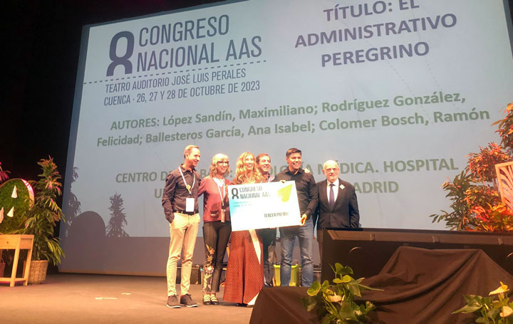 Sujetando el premio, dos de los representantes del grupo ganador: Felicidad Rodríguez, coautora, y Maxi López Sandín, secretario del Servicio de Oncología, que presentó la comunicación oral.