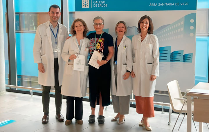 (De esqueda a dereita): Francisco Jesús Represas Carrera, subdirector de Humanización e Atención á Cidadanía; Natividad Lago Ferreiro, Servizo de Farmacia; Lucinda Pousada Martínez; Isabel Rey Gómez-Serranillos, subdirectora de Prestación Farmacéutica dá Área Sanitaria de Vigo; e Noemí Martínez López de Castro, xefa do servizo de Farmacia Hospitalaria.