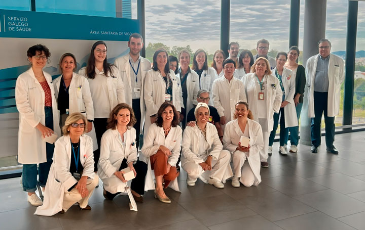 Representantes da dirección da Área Sanitaria e do Servizo de Farmacia, xurado do certame e profesionais gañadoras e participantes no concurso de ideas.