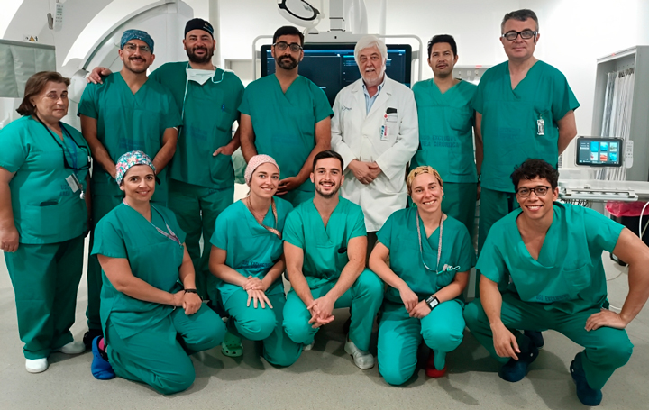 Equipo de cirurxía e enfermaría que participou nesta intervención. No centro da foto,(con bata branca), o doutor Andrés Íñiguez Romo, xefe do servizo de Cardioloxía do Chuvi e o doutor José Antonio Baz, xefe da Sección Intervencionista do Servizo de Cardioloxía do Chuvi (De pé, primeiro pola dereita).