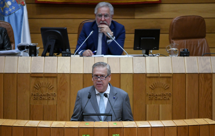 Antonio Gómez Caamaño expone en la tribuna del Parlamento de Galicia el proyecto de ley de protección de la salud de los menores. En la parte superior de la imagen el presidente de la Cámara, Miguel Santalices.