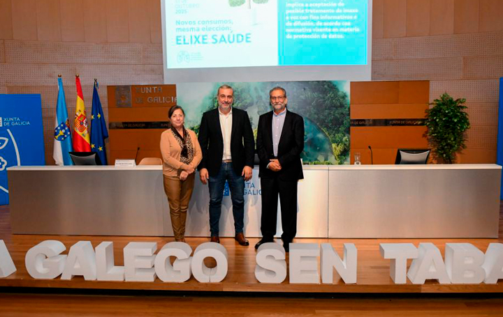 La subdirectora xeral de Estilos de Vida Saudables de la Dirección Xeral de Saúde Pública, Sagrario Pérez; el xerente do Servizo Galego de Saúde, José Ramón Parada; y o experto Vidal Barchilón Cohen, no acto do Día Galego Sen Tabaco.