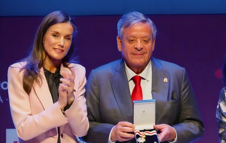 Julio Ancochea recibe la Medalla de Oro de Cruz Roja de manos de la Reina Letizia.