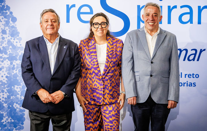 Julio Ancochea, presidente de Asomega y director científico de Respira; Pilar Pasarón, directora de Government Affairs de AstraZeneca España; y Mariano Pastor, presidente de Fenaer.