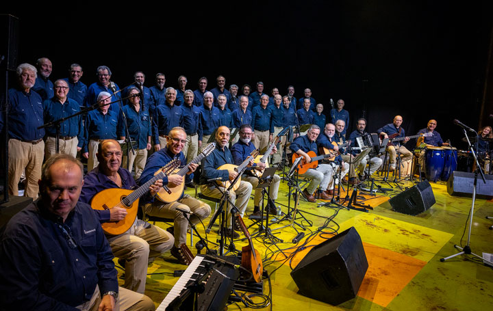 El Grupo A Contraluz, antes de su actuación del pasado 13 de diciembre. Manolo Sandoval, primero de la fila de pie por la izquierda.