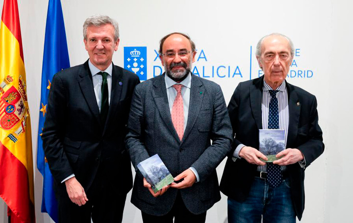Alfonso Rueda, presidente de la Xunta; Abel Veiga, autor; y Luis Alberto de Cuenca, escritor y Premio Nacional de Poesía.