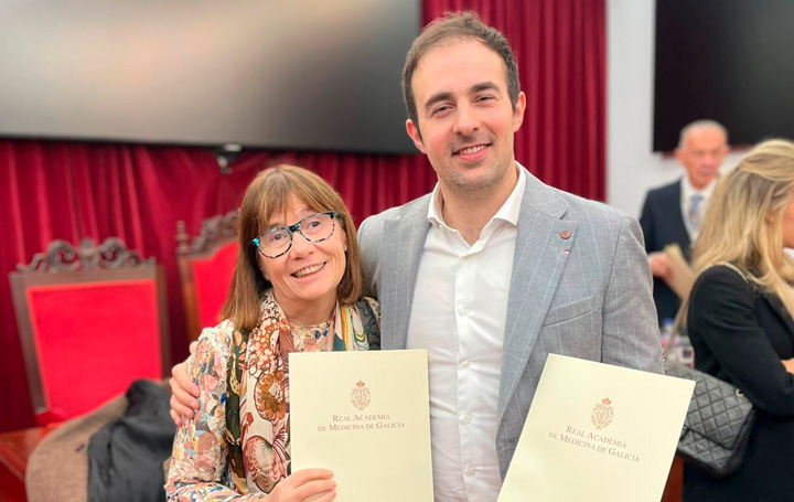 Adrián Mosquera y Sonia González, del grupo investigador de Hematología Computacional y Genómica (GrHeCo-Gen) del IDIS, recogen el premio.