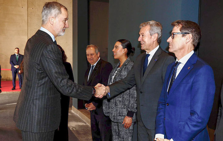 Por la mañana, antes del acto en la Casa de Galicia, Rueda participó en la inauguración de Fitur 2026, donde coincidió con el Rey Felipe VI.
