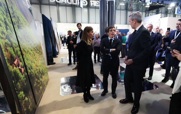 Rueda en Fitur con el alcalde de Madrid, José Luis Martínez Almeida.
