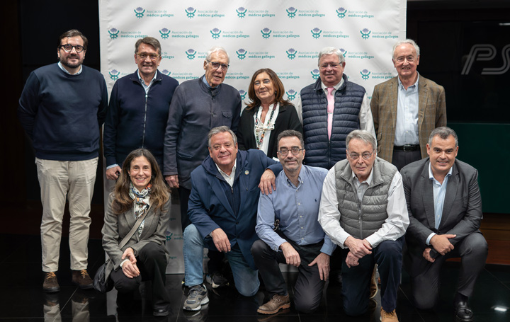 Foto de familia de los asistentes presenciales a la Asamblea.