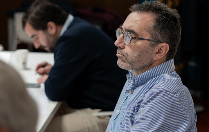 Julián García Feijóo, vicesecretario de Asomega. Detrás, el secretario Ramón Mel.