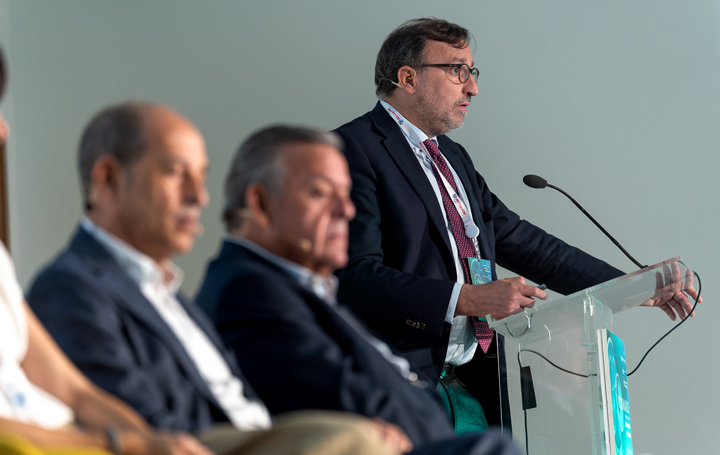 Momento de la intervención de Bernardino Alcázar. En primer término, Marc Miravitlles y el presidente de Asomega, Julio Ancochea.