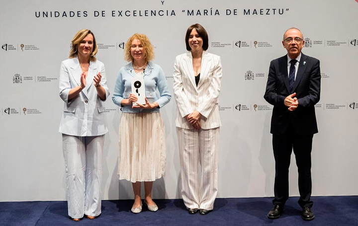 La directora del CIMUS recibe el reconocimiento.