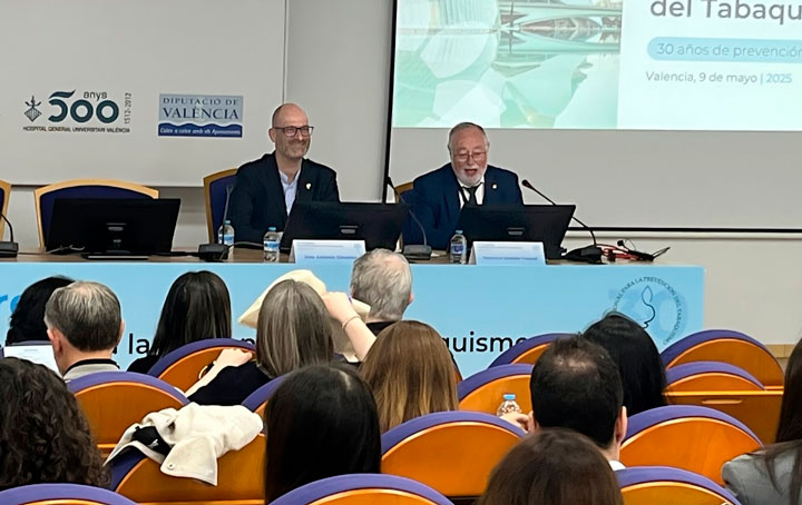 El presidente del CNPT, Francisco Pascual (a la derecha), presenta la conferencia inaugural del congreso, a cargo de José Antonio Giménez, profesor de Psicología Básica de la Universitat de València.