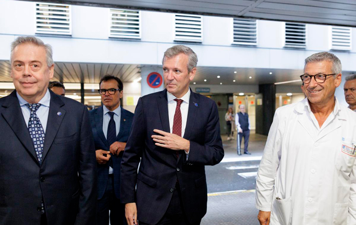 El conselleiro de Sanidade, Antonio Gómez Caamaño; detrás Fernando García, presidente de "La Española"; el presidente de la Xunta, Alfonso Rueda; y Luis Verde, gerente del CHUAC.