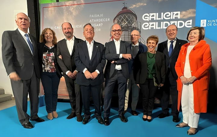 Carlos Lema, presidente de Iurisgama; Pilar Falcón, presidenta do Club de Xornalistas Galegos de Madrid; Xosé Manuel Merelles, director da Axencia de Turismo de Galicia; Julio Ancochea, presidente de Asomega; Luis Ramos, director da Casa de Galicia en Madrid; Fernando Rey Paz, presidente do Centro Galego de Madrid; Jovita Fernández, presidenta da Agrupación Cultural Rosalía de Castro; e Julio Lage, presidente de Aegama, xunto coa súa muller.
