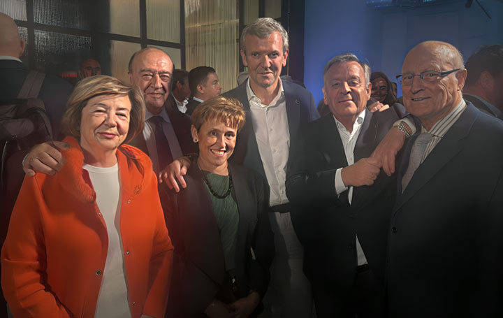 Representantes de asociacións galegas, entre eles Julio Ancochea, presidente de Asomega, co presidente da Xunta de Galicia, Alfonso Rueda, no acto de Galicia Calidade.