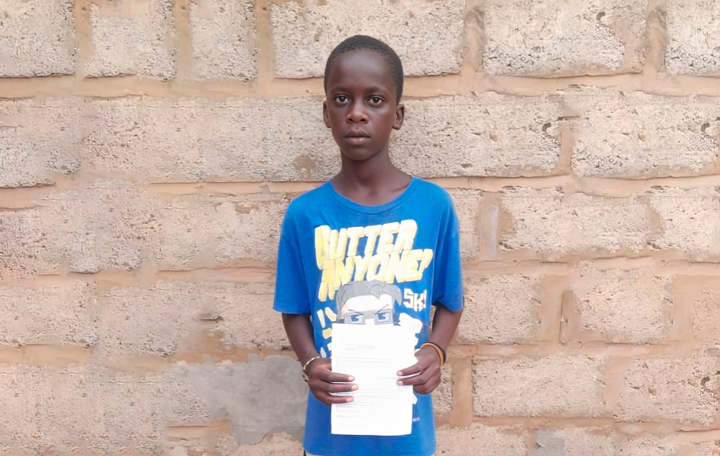 El joven Ibrahima, respaldado por Asomega Axuda para completar su educación a través de Camina Senegal.