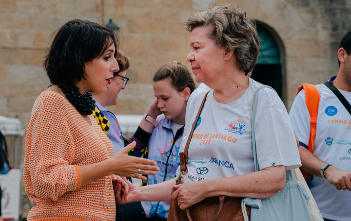La conselleira, María Jesús Lorenzana, y la presidenta de Los Peregrinos de Marte, Mercedes Ancochea.