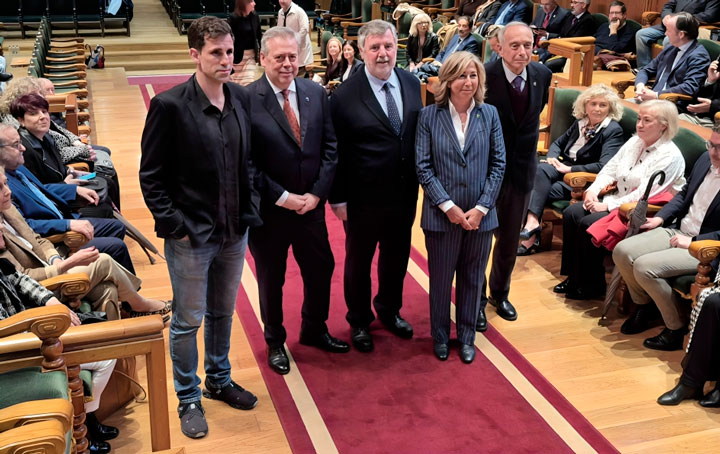 César de la Fuente junto al conselleiro de Sanidade, Antonio Gómez Caamaño, y otras autoridades en el Pazo de Fonseca.