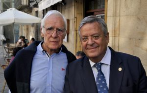 Aniceto Charro y Julio Ancochea en Santiago, en el acto de entrega del XXII Premio Nóvoa Santos.