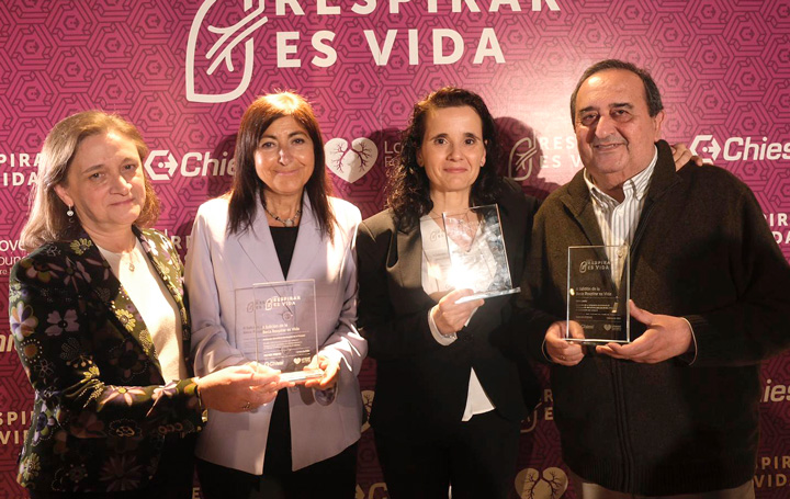 Los ganadores de las tres becas: Amparo Ibáñez, de Farmacia Hospitalaria de La Princesa, y Rosa Mª Girón, de la unidad de Fibrosis Quística y Bronquiectasias del mismo centro; Antonia Ocaña Padilla, coordinadora del grupo de trabajo de Respiratorio de SEMG Cataluña; e Iñaki Morán, presidente de EPOC España.