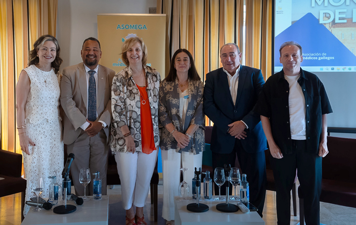 Foto de familia de los participantes en el coloquio: Inmaculada Ramos, directora del distrito sanitario de Monforte e impulsora del Encontro de Verán 2025; Albert Foo, ganador de la II Beca de Medicina Rural y actual presidente de SEMG Galicia; Pilar Rodríguez Ledo, presidenta nacional de SEMG; Cristina Margusino, ganadora de la I Beca de Medicina Rural Asomega-SEMG y vicepresidenta de Ourensividad; Ramón Ares, gerente del área sanitaria lucense; y José López Castro, jefe de Medicina Interna del Hospital de Monforte.