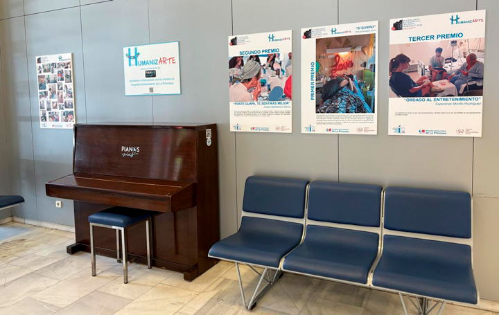 Las fotografías, expuestas a la entrada del hospital.