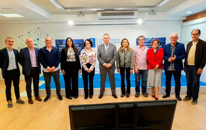 El conselleiro posa junto a los nuevos profesionales y otras autoridades sanitarias. A su izquierda, Nuria Rodríguez de Dios, miembro de Asomega.