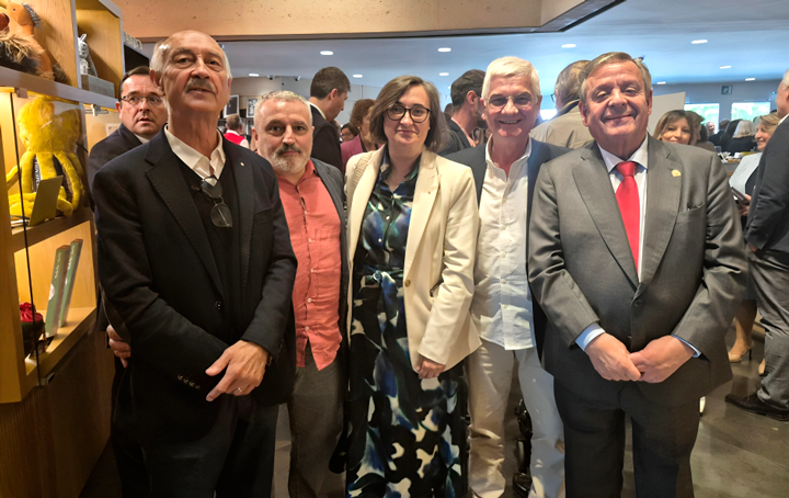 El presidente de Asomega con la presidenta de Cruz Roja de Galicia, Mercedes Casanova, y los presidentes provinciales de Ourense, Felipe Ferreiro, y A Coruña,  Manuel Viqueira.