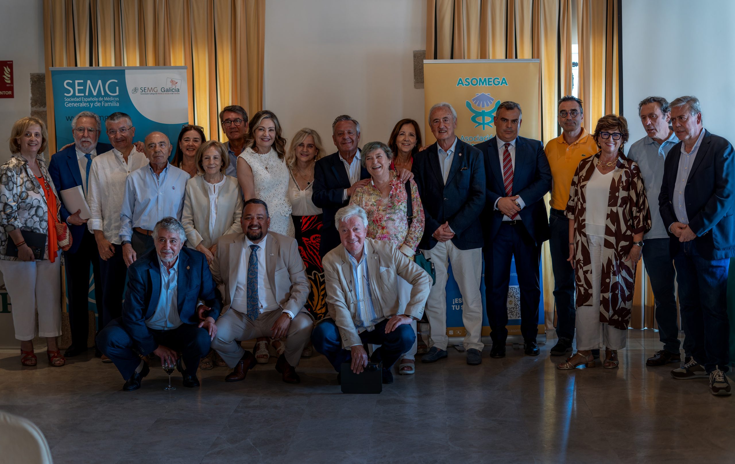 Foto de familia de miembros de Asomega presentes en el Encontro de Verán 2025 en Monforte.