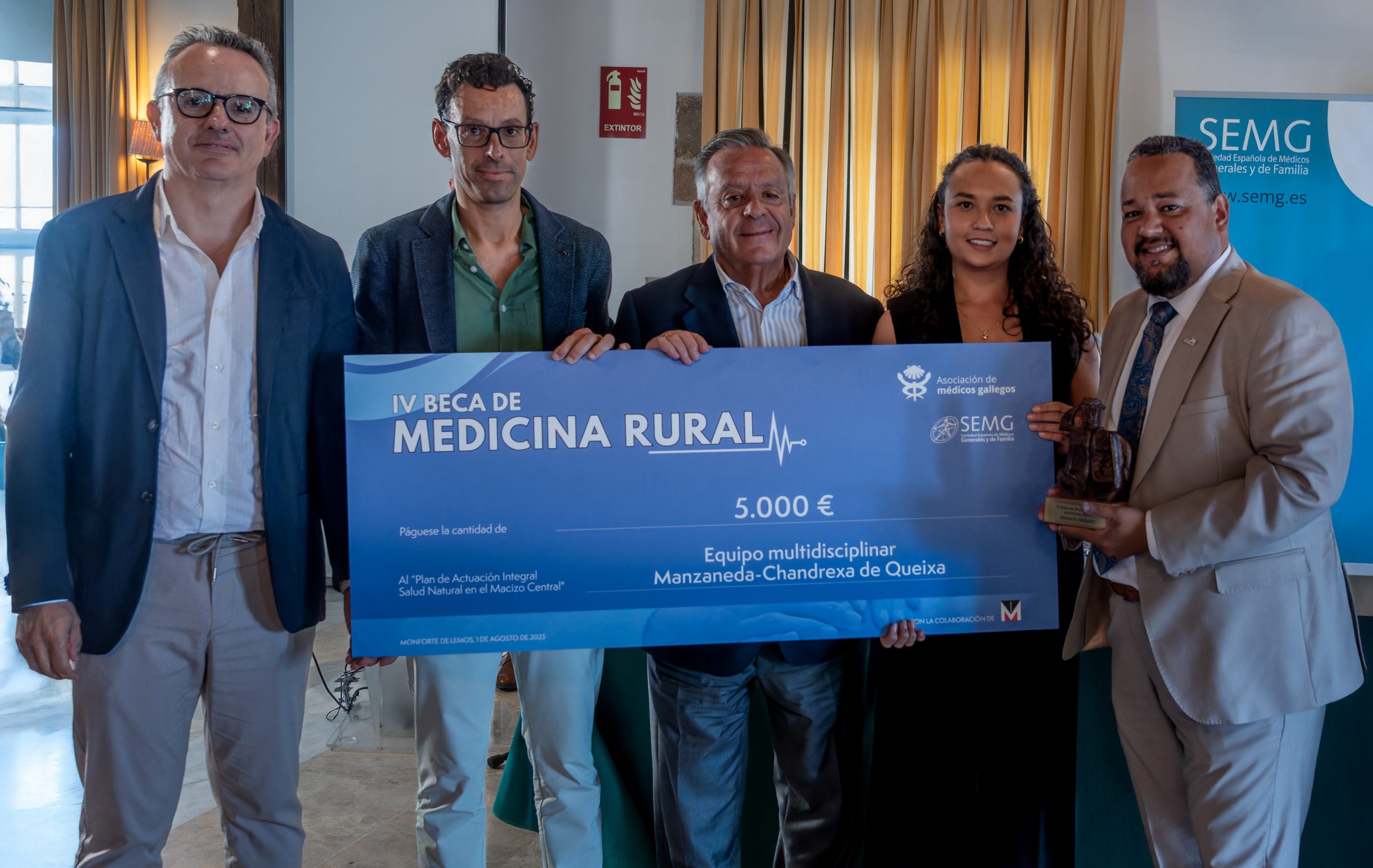 Carlos Moral, médico de Chandrexa de Queixa; Enrique González, técnico de desarrollo rural y principal de Manzaneda; Julio Ancochea, presidente de Asomega; Sonia Isela Trejo, médica de Manzaneda; y Albert Foo, presidente de SEMG Galicia.