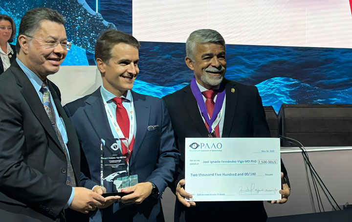 José Ignacio Fernández-Vigo recibiendo el reconocimiento en Bogotá.
