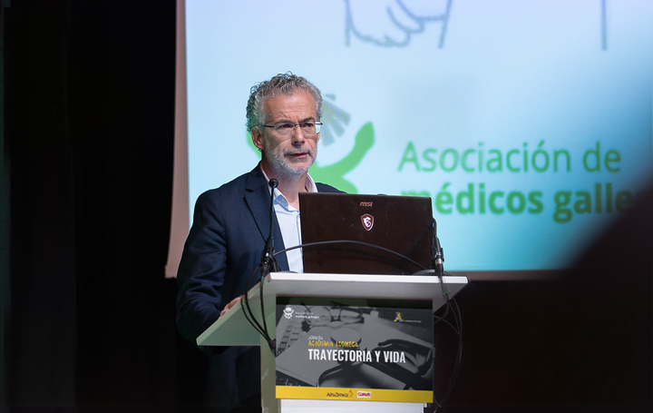 Alberto Fernández-Villar durante su intervención en la jornada "Trayectoria y Vida" de la Academia Asomega.