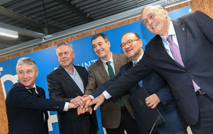 Firma del acuerdo sobre el grado de Medicina: Ricardo Cao, rector de la Universidade de A Coruña; los conselleiros de Sanidade, Antonio Gómez Caamaño, y Educación, Ciencia, Universidades y Formación Profesional, Román Rodríguez; el rector de la Universidad de Santiago de Compostela, Antonio López, y su homónimo de la Universidad de Vigo, Manuel Reigosa.