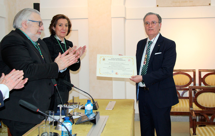 Francisco Blanco recibe su nombramiento de manos de la académica de número María Vallet Regí y del presidente de la Academia, Antonio Doadrio. FOTO: RANF.
