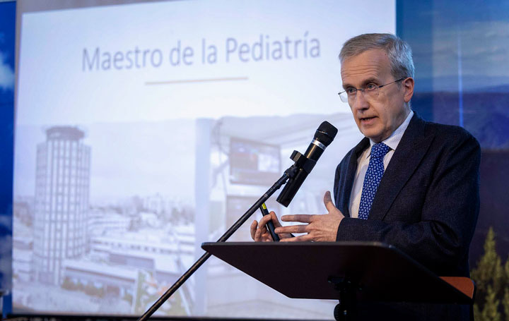 Francisco García Río hizo la presentación del profesor Ruza.