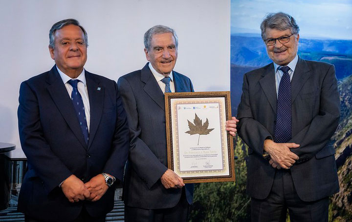 Francisco Ruza recibe la distinción como Médico Hipocrático. En la imagen, flanqueado por Julio Ancochea, presidente de Asomega, y Nikos Kastanos, cofundador del Movimiento Hipocrático.