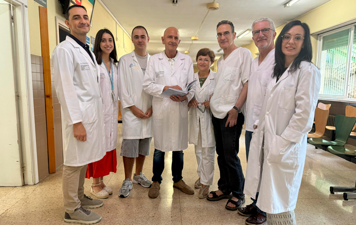 Área de Dermatoloxía do CHUO. No centro, suxeitando a guía, Javier Labandeira.