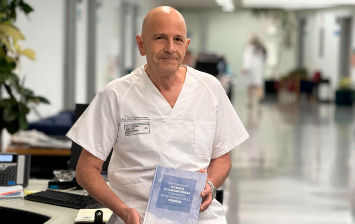 Javier Labandeira mostra a guía sobre psoriase.
