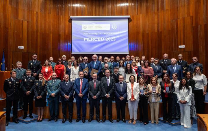 Foto de familia de los galardonados.