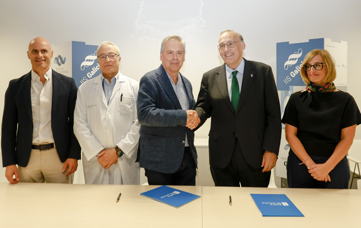 Momento da firma da prórroga do acordo de colaboración entre o IIS Galicia Sur e a Universidade de Vigo.